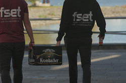 Zwei Fachschaftsratmitglieder tragen eine Kiste Bier